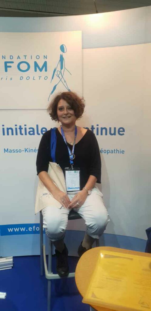 L'UNAKAM et les 4 IFMKDV au Salon Rééduca 2023 2 Corinne, admnistratrice de l'UNAKAM au stand de l'EFOM qui a été son école de formation