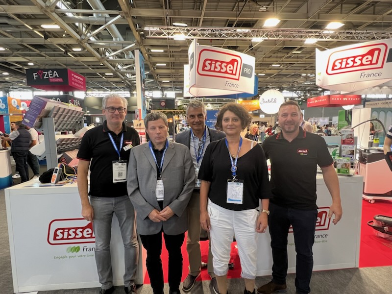 L'UNAKAM et les 4 IFMKDV au Salon Rééduca 2023 1 Au Stand SISSEL, nous retrouvons Philippe Patrick et Frédéric de SISSEL en compagnie de Joël notre président