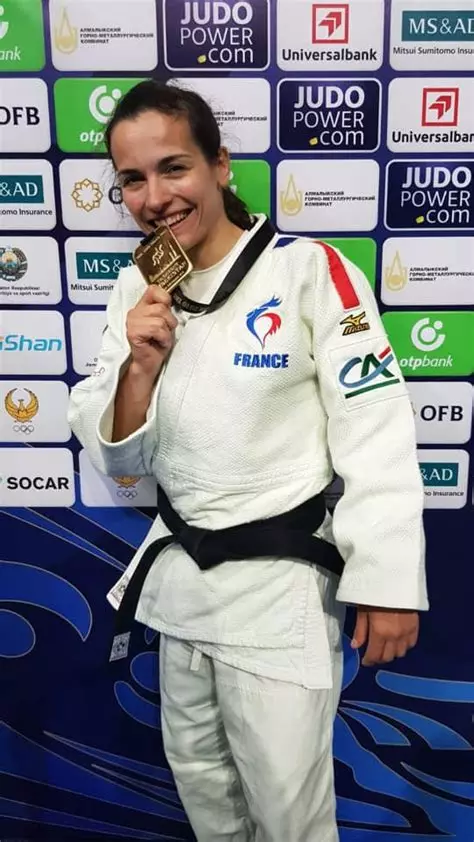Sandrine martinet en kimono avec une médaille