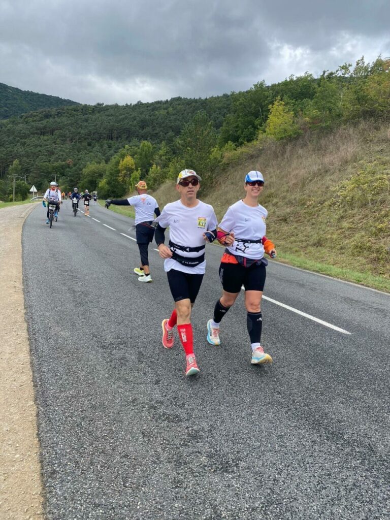 Les Cenbornards de Millau : récit de deux kinés déficients visuels qui ont défié les 100 km 3 Hervé et sa guide Carole courent sur la route des 100km de Millau