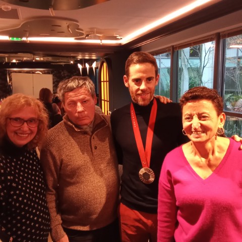 Thibaut Rigaudeau, un adhérent médaillé 1 de gauche à droite Marie-Pierre, Joël, Thibaut avec sa médaille d’argent et Fatim